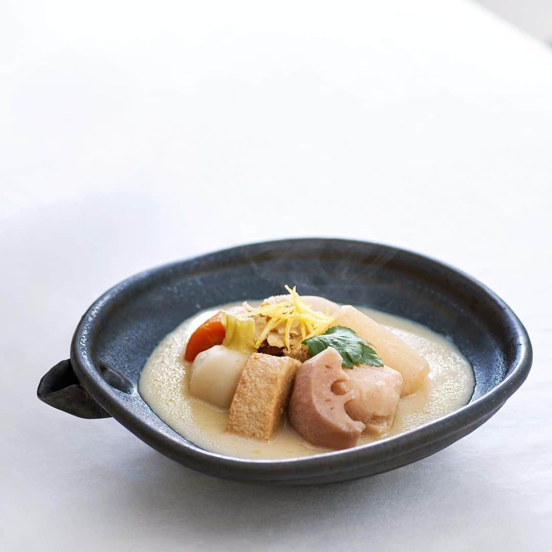 のインスタグラム：「#ひさこのおうちごはん  @wmf_japan 圧力鍋で作ったのは、根菜の白味噌煮。 ヴィーガンだったころによく作ったメニューをアレンジして。 大根、人参、海老芋、素揚げした牛蒡と蓮根を昆布のお出汁と煮て、 すぐに火が通る蕪、これまた素揚げした生麩はあとから投入。 全てに火が通ってから最後にお味噌をとき入れまする。 お野菜は小さく切ってもいいけれど、 田舎風にゴロゴロしてるのが食べ応えもあって好きなんだ。 ヴィーガンじゃなくなっちゃうけど、 仕上げに削り立ての鰹節を散らしても美味しい♡」