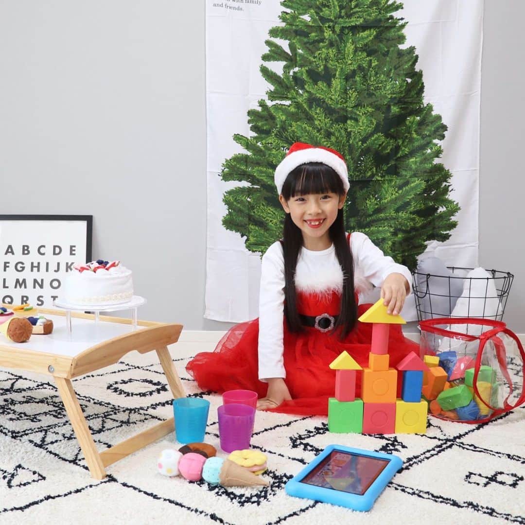 Akiのインスタグラム：「12/20 ・ 怖いでしょう？ 床に雑に置かれているタブレット… 震えるでしょう？← ・ でも、大丈夫 だってFire キッズモデルだから！！ ・ ・ 床に雑に放置してしまったり うっかり落としてしまったり 飲み物をこぼしてしまったり ・ 子どもの行動って 本当に予測不能な事が多くて🌪 ・ これ高いんだから大事に扱ってよぉぉぉ！！！ なんて親としては叫びたくなってしまうけど👩🏻 ・ ・ ガッチリと守ってくれる保護カバーや 2年間の限定保証期間内は無償で取り替えてもらえる安心 ・ なので母ちゃんは広い心で 娘にタブレットを預ける事が出来てます☺️✊ ・ ・ 計3回にわたり語らせていただいた Fire キッズモデル📱 ・ クリスマスプレゼントやお誕生日プレゼントに 本当にオススメです🎅🎁 ・ ・ －ーーーーーーーーーーーーーーーーーー 12/18 10:00～12/25 23:59まで Fire HD 8キッズモデルが5,000円OFF！ ・ さらに Fire HD 8キッズモデルとの同時購入で 対象のディズニーアイテム （タッチペン・キーケース） が実質無料になるキャンペーンも開催中！ －ーーーーーーーーーーーーーーーーーー ・ ・ ・ #PR#キッズタブレット#Fireキッズモデル#育児日記#子供用タブレット#タブレットデビュー」
