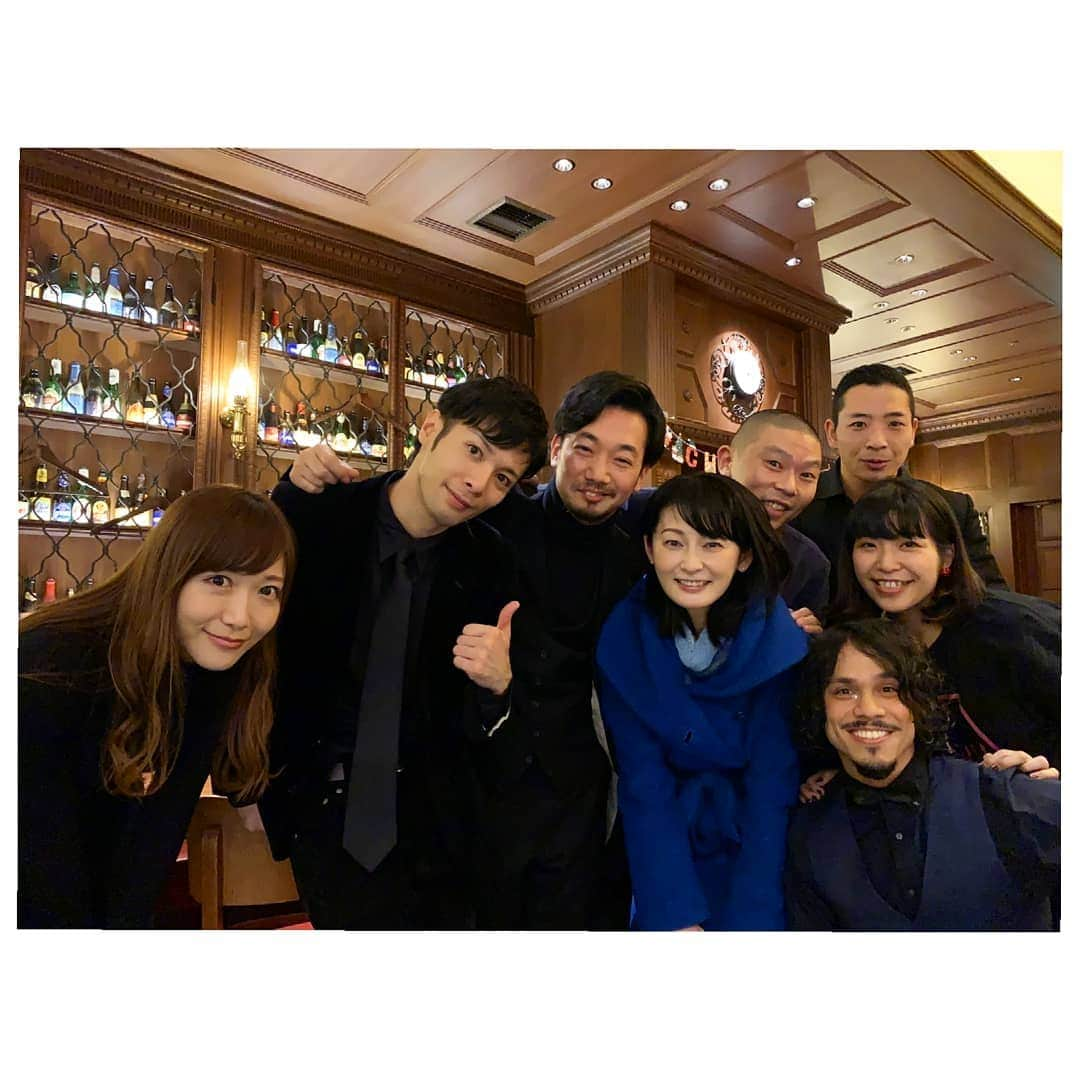 風花舞さんのインスタグラム写真 - (風花舞Instagram)「シェアハウス「フレンズ（仮）」 作演出・白倉裕二 出演・赤間直哉 / 武井雷俊 / 森谷勇太 / スガヌマショウコ / 白倉裕二 / 野村龍一　 会場GLASS DANCE 新宿店  カフェレストランでのお芝居、初めて拝見しました。 衣装やヘアメイク、照明、美術、音楽、映像などに助けてもらうことができない、身一つで役を表現しなくてはならない上に、お客様と至近距離での会話劇。  役者にお芝居のスキルやしっかりした個性や魅力が備わっていることが必要とされる場だなと。  皆さんとてもお上手なので面白かったです👏  DAWN DAWGSのグッズ販売もされていて、ややちゃんにも会えました😊  #シェアハウス#赤間直哉さん#武井雷俊さん#森谷勇太さん#スガヌマショウコさん#白倉裕二さん#野村龍一さん#津賀保乃さん#風花舞#カフェ#レストラン#芝居#会話劇#GLASSDANCE新宿店」12月20日 15時49分 - kazahanamai_official