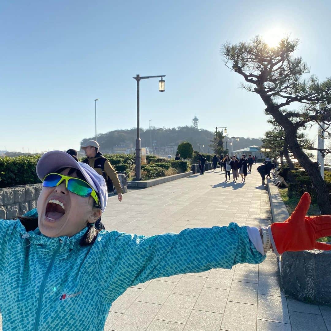 金田朋子のインスタグラム：「江ノ島まで4時間走やりました！ また100キロマラソン挑戦するぞ！ 💪🏻😆 #千笑 #森渉 #金田朋子 #家族 #family #ランニング #マラソン #江の島 #趣味 #挑戦」