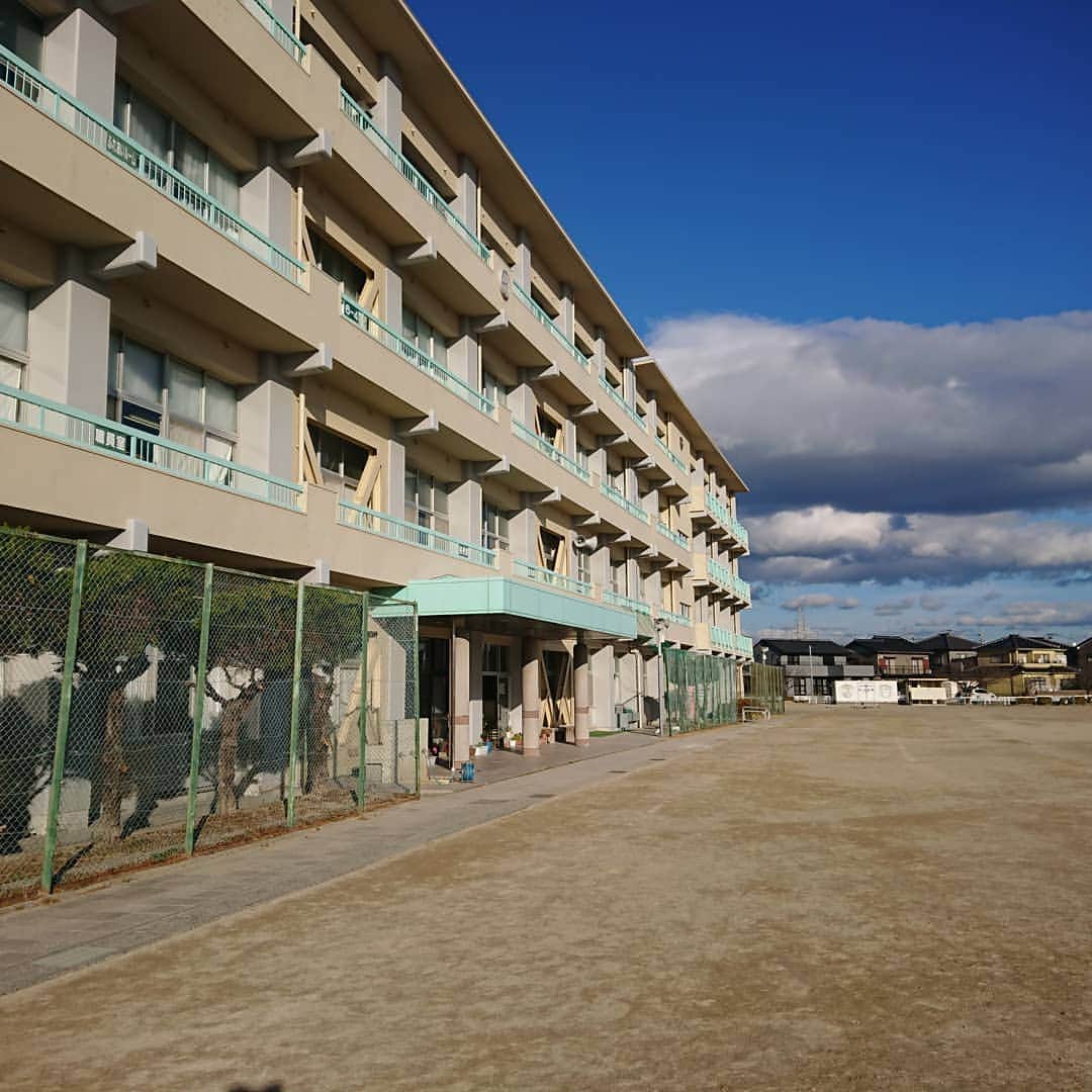 中村明彦のインスタグラム：「母校の #六ッ美北部小 へ講演に行ってきました。 17年振りに校舎と体育館に入って、あんなに大きかった体育館が小さく感じて、変わらない廊下のタイルの色とか、スッキリしたメタセコイヤの木。全てが#エモ かった🤗  また行きたいなぁ😃 #岡崎市  #ふるさと」