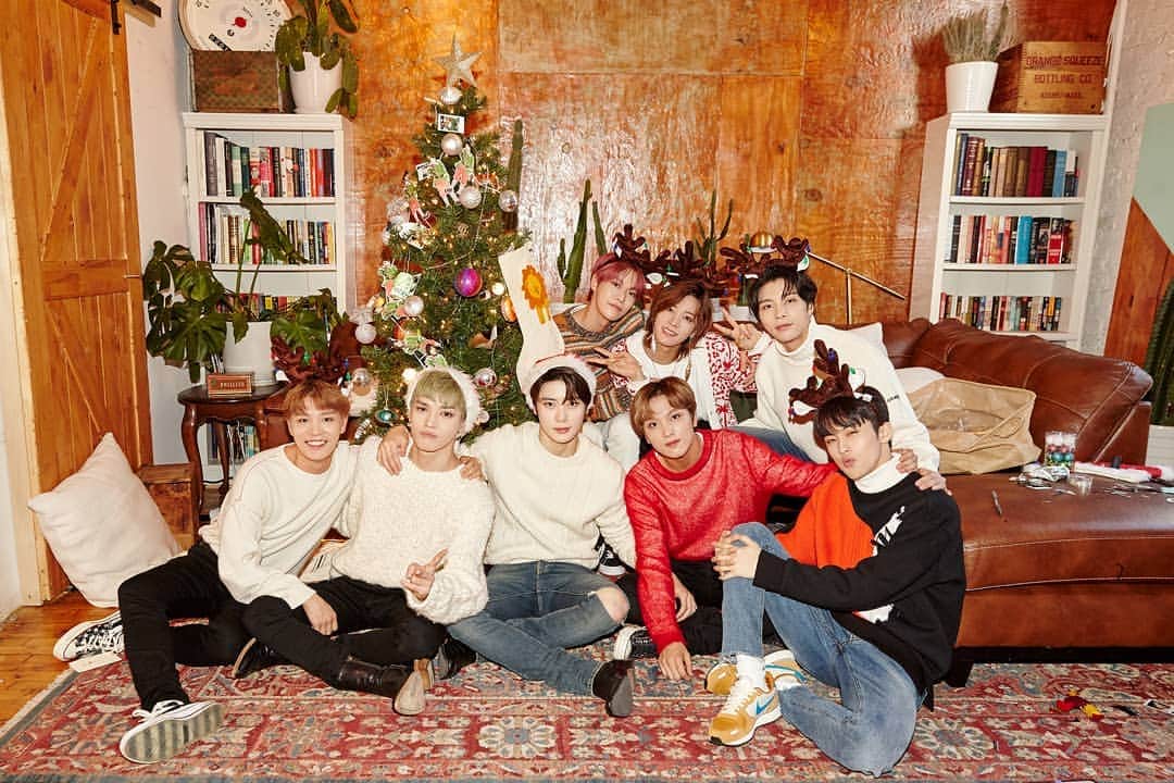 NCT 127さんのインスタグラム写真 - (NCT 127Instagram)「✨Merry Christmas✨NCT 127 Decorating First Christmas Tree in NY 🎄 (+시즈니~ LOVE💌💌💌) . COMING SOON on Ch. NCT DAILY @ 8PM(KST) TODAY!  #NCT #NCT127 #Christmas #ChristmasTree #NewYork」12月20日 15時52分 - nct127