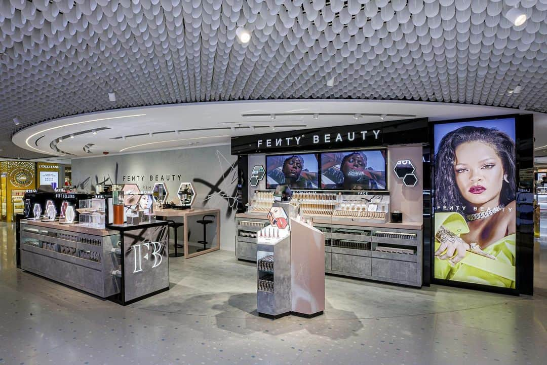 DFS & T Galleriaさんのインスタグラム写真 - (DFS & T GalleriaInstagram)「Discover a world of new beauty experiences at the largest Beauty Hall in Hong Kong. Shop over 75 beauty brands today and don't forget to visit our new Lower Ground Floor directly connected to Tsim Sha Tsui MTR station. ⁣ ⁣ Only for LOYAL T members, receive an exclusive Personalized Monogrammed Pouch upon spending HK$2,800 or more on the Lower Ground Floor.*⁣ ⁣ *Based on floor area research conducted by CBRE Limited as of November 15, 2019, against specific parameters which are further detailed on our website at DFS.com.⁣ ⁣ #TGalleriaBeauty #ShopDutyFree」12月20日 16時01分 - dfsofficial