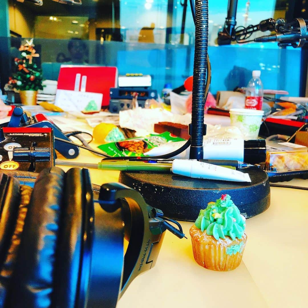 阿部洋子さんのインスタグラム写真 - (阿部洋子Instagram)「🎤 スタジオからの眺め。 #jwave #allgoodfriday #radio #live  今週も4時間半早かった～🎄」12月20日 15時56分 - hirocoring