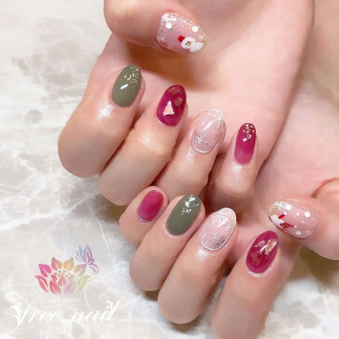 free nail フリーネイルのインスタグラム：「. クリスマスネイル💅🏻🎅🏻🎄 . 最高に可愛いクリスマスネイルはfreenailへ🎅🏻🦌🎄🔔❄️ . ご来店ありがとうございました🙇🏻‍♀️🙇🏻‍♀️🙇🏻‍♀️💗 . #ネイルアート #ジェルネイル #ネイルサロン #大阪ネイルサロン #ネイルデザイン #ネイルチェンジ #クリスマスネイル #季節ネイル #サンタネイル #手書きアート #雪の結晶ネイル #キラキラネイル #赤ネイル #カーキネイル #デザインネイル #トレンドネイル #冬ネイル #winternails #nailsart #nailsdid #美甲 #日式美甲 #日式美甲胶 #日本美甲师 #日本美甲老师 #美甲上课 #日本胶 #フリーネイル #freenail」