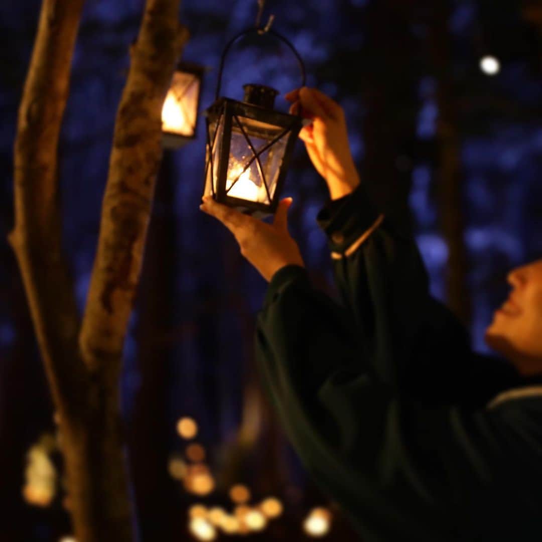 【公式】軽井沢高原教会さんのインスタグラム写真 - (【公式】軽井沢高原教会Instagram)「ひとつひとつ灯したランタンが森を優しく照らします。 星降る森のクリスマスは12/25まで。 21日から25日は音楽礼拝やハープの演奏など、特別コンテンツも予定しています。  #軽井沢　#軽井沢高原教会　#高原教会　#クリスマス　#季節を楽しむ　#冬旅　#キャンドル　#星野エリア　#星降る森のクリスマス　#2019クリスマス」12月20日 15時58分 - karuizawa_kogenchurch