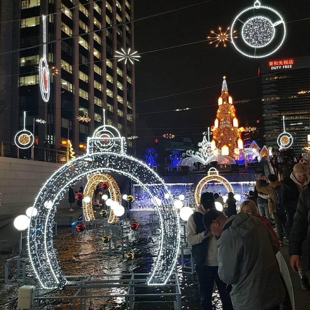 薬手名家さんのインスタグラム写真 - (薬手名家Instagram)「アンニョンハセヨ、薬手名家です😍 ⠀ もうそろそろクリスマスですが、何か予定はありますか？ 今日は今年の年末に韓国にいらっしゃる方々向けの観光情報をお伝えしたいと思います♪ ⠀ ソウルの清渓広場で開かれる、「ソウルクリスマスフェスティバル」です❤ ⠀ まず、清渓川(チョンゲチョン)について簡単に説明致しますと、 清渓川はソウルの中心部を西東に流れている河川です！ 夜に散歩をしたり、夏には足を浸かったりするなど、 ソウル市民の憩いの場として愛されている空間です👍 ⠀ この清渓広場から、ソウルクリスマスフェスティバルが開催されます🎶 ⠀ 写真のように、クリスマスイルミが川に沿って飾られています😍 川の上に浮かんでいるので、水面に映る光景もまた美しいです。 ⠀ もちろん、クリスマスツリーやサンタさんも欠かせないですよね🎄 まさに、ザ・クリスマスって感じです👍 ⠀ クリスマスには何か特別なことをするよりも、 このようにイルミを見ながら散歩するというのも良さそうです―！ ⠀ ソウルクリスマスフェスティバルは、 2019年12月13日から2020年1月1日まで清渓広場一帯で開かれます😊 ソウルにいらっしゃる方はぜひ、足を運んでみてください🎶」12月20日 15時59分 - yakson_japan
