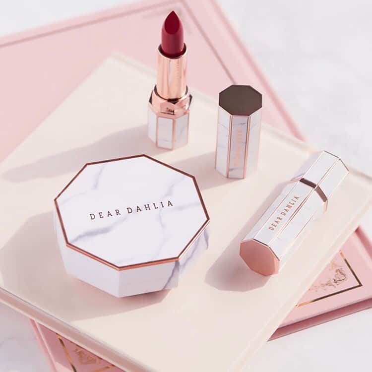 吉祥寺PARCOのインスタグラム：「~ Xmas present ~ ﻿ ﻿ DEARDAHLIA（ディアダリア）は﻿ 全ての女性に" 最高の美しさ "をお贈りする﻿ 自然派コスメブランド。 ﻿ ﻿ 大理石のパッケージは﻿ シックでクラシックなデザインで、﻿ 見ているだけでうっとり。 ﻿ ﻿ プレゼントで貰えたらきっと嬉しい🏵 ﻿ ﻿ 3F・ROSEMARY（ローズマリー）にて﻿ お買い求め頂けます。 ﻿ ﻿ ﻿ #rosemary #ローズマリー #コスメ  #ディアダリア #deardahlia #大理石 #クリスマス #クリスマスプレゼント #present #xmas #ク吉祥寺 #parco #パルコ」