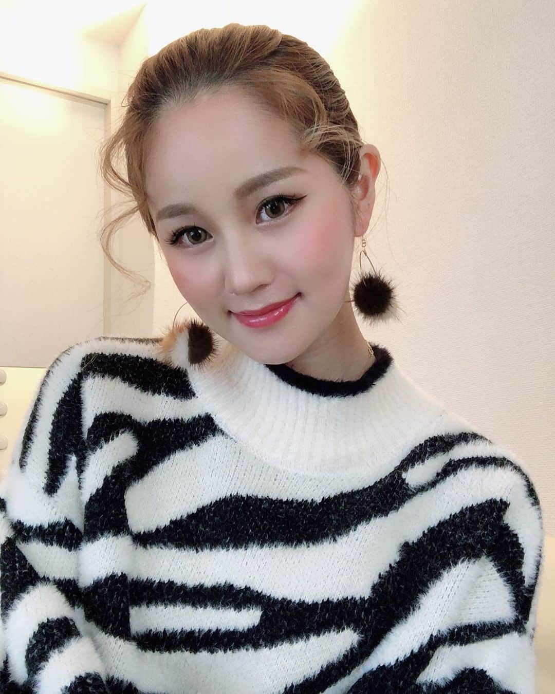 LORYのインスタグラム：「やっとこふっかぁーつ！😁 先週親知らず抜いて🦷 ほっぺがぱんぱんハムスターのようでしたが🐹 良くなってきたよー🥺✌️ まだ若干あめちゃん食べてるみたいだけど🐹🍬笑  Tops @beep_ss  Earrings @chabi222」