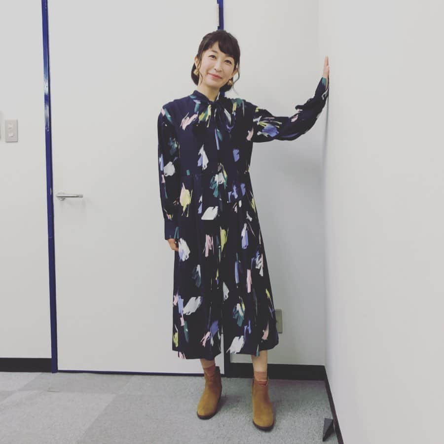 小野真弓さんのインスタグラム写真 - (小野真弓Instagram)「こんにちは^_^ 久しぶりのワンピース👗✨お買取りしてこのまま帰ります〜素敵なところへ寄り道したくなります🎄✨ (о´∀`о) #衣装#収録#ワンピース#お気に入り#小野真弓」12月20日 16時14分 - hanaharuaroi