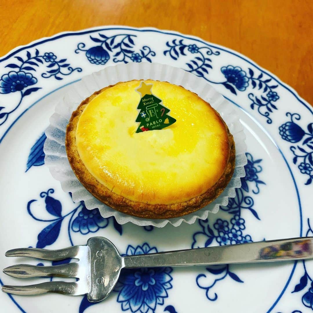 右手愛美さんのインスタグラム写真 - (右手愛美Instagram)「お隣さんが美味しいパイとサラダとスープ作ってきてくれて🥧💕 幸せランチタイムでした！！」12月20日 16時25分 - utemanami
