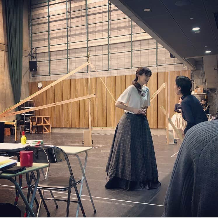 長谷川京子さんのインスタグラム写真 - (長谷川京子Instagram)「2020年1月27日から始まる舞台「メアリ・スチュアート」お稽古真っ最中です。皆様のご期待に応えられるよう日々頑張っておりますので、是非劇場にいらして下さい☺️ そしてこの後17:00〜TOKYO FM「キュレーターズ」OAです📻 脳科学者の中野信子さんとお話しさせて頂きました☺️是非聴いてください！ #メアリスチュアート #世田谷パブリックシアター #tokyofm #キュレーターズ」12月20日 16時40分 - kyoko.hasegawa.722