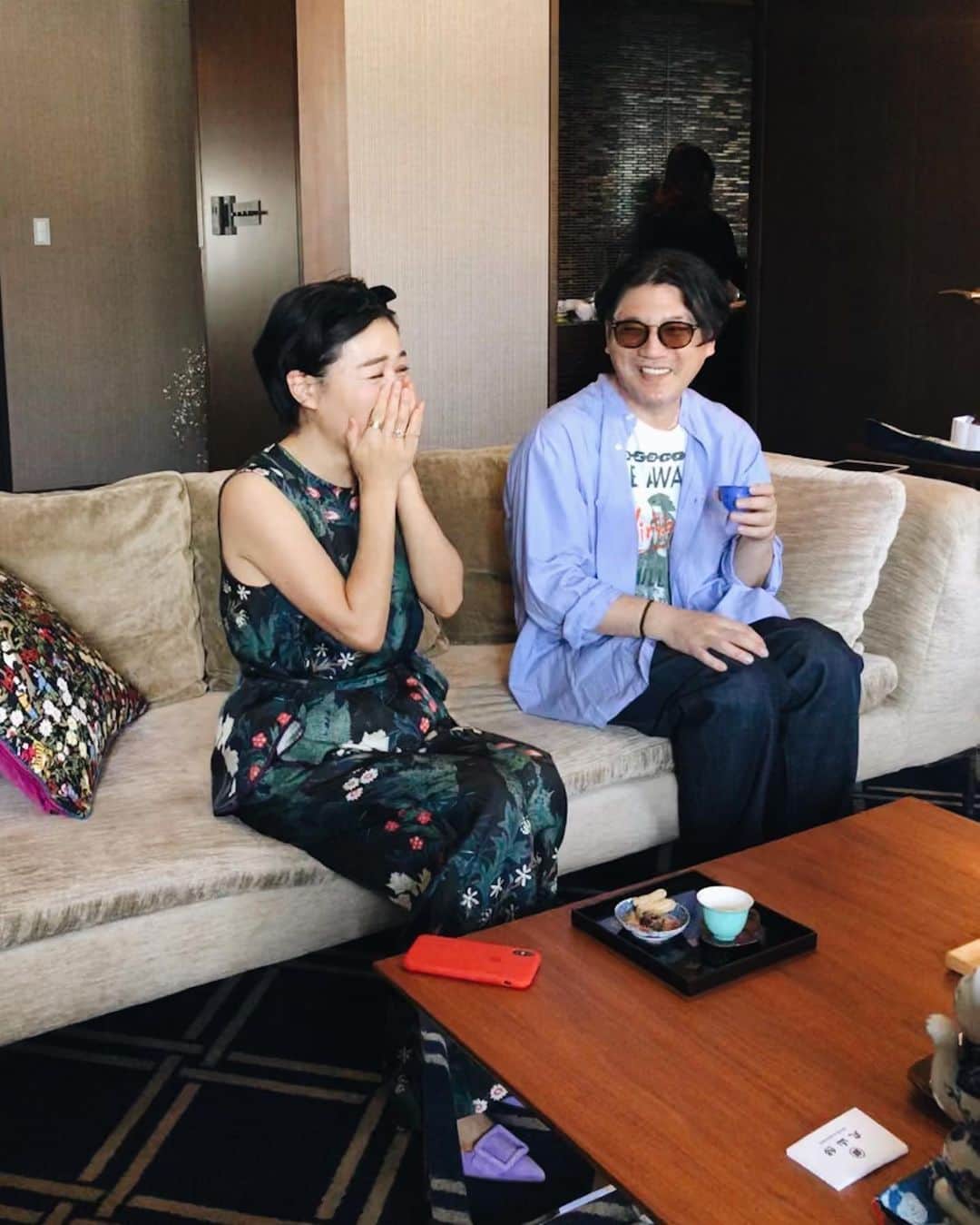 早坂香須子さんのインスタグラム写真 - (早坂香須子Instagram)「神戸オリエンタルホテル　スィートルーム1401で明日まで開催中の出張丸山邸。  笑いが止まらないパワースポットで、たくさんの方とじっくりとお話し出来、とても嬉しい時間でした。  ネロリラはコフレ全色、 お得なクレンジングとセラムのセットなどをご用意しております。  ケイタさんもこの季節すぐに着たいものに加え、セールや、SSの予約までできちゃいます。  敬太さんがセレクトした古九谷や古伊万里や、唐津とアメリカを行き来する陶芸家の中里花子さんの作品たちも。  今日は21時まで 明日は11〜20時  美味しいお飲み物をご用意して、敬太さんがみなさまをお待ちしてます。  ぜひ運気を上げに来てくださいね🐉✨✨インスタライブにて丸山邸内部をご紹介中です ．  #神戸 #丸山邸popupshop  #keitamaruyama  #ケイタマルヤマ @keitamaruyama  @keitamaruyama_official  @bxe_natural」12月20日 16時54分 - kazukovalentine