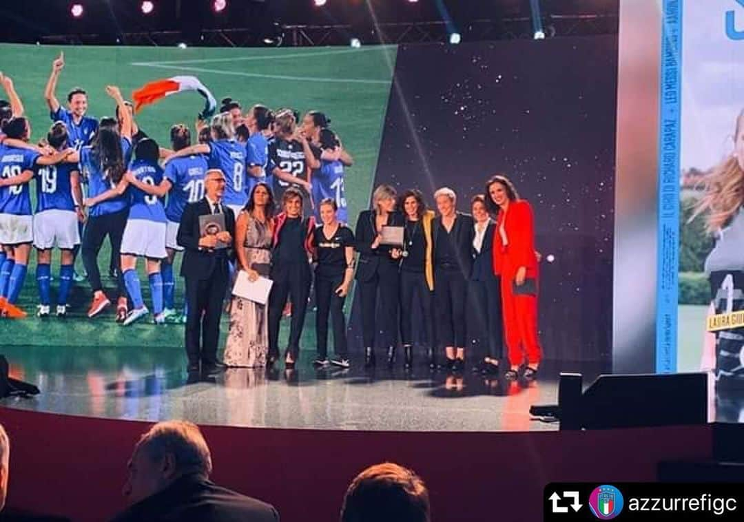 サッカーイタリア代表さんのインスタグラム写真 - (サッカーイタリア代表Instagram)「#repost @azzurrefigc ・・・ I ‘Gazzetta Sport Awards’ si tingono d’azzurro, premiati #Mancini e la #Nazionale Femminile🇮🇹 . Doppio riconoscimento per il Ct come uomo e allenatore dell’anno. Alle #Azzurre di Milena Bertolini il premio Sportweek . . #VivoAzzurro」12月20日 16時54分 - azzurri