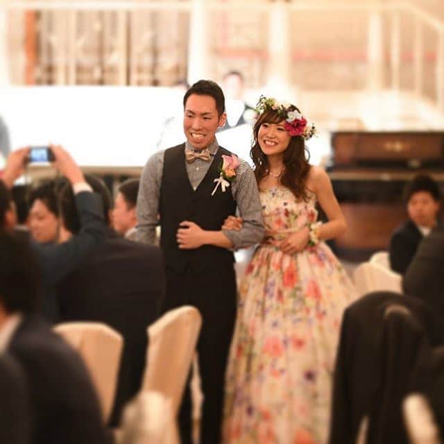 ホテルモントレウェディング【公式】 のインスタグラム：「♥ #montereyweddingstories2019 ￣￣￣￣￣￣￣￣￣￣￣￣￣￣￣￣ ＊＊＊20p／30p＊＊＊ . みんなにたくさん写真をとってもらって みんなにたくさんおめでとうと言ってもらった。 . みんなの笑顔が嬉しくて みんなからの祝福が幸せでした。 . @montereyweddingをフォローして 『 #モントレ花嫁 』『 #ホテルモントレ』の タグをつけて投稿してくださいね＊*. . ◆ホテルモントレ公式HPはこちら* https://www.monterey-wedding.jp . #モントレ #モントレ花婿 #プレ花嫁 #卒花 #marry花嫁 #dressy花嫁 #farnyレポ #プラコレ ﻿#maricuru #dressy花嫁 #日本中のプレ花嫁さんと繋がりたい #ウエディングニュース #flower #ウェディングドレス #dress #結婚式 #披露宴 #結婚式場 #2019年秋婚 #2019年冬婚 #2020年春婚 #2020年夏婚」