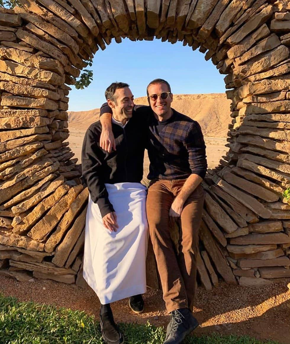 アーミー・ハマーのインスタグラム：「When your buddy asks you to go to join him in Riyadh... you go to Riyadh. Thank you, @moalturki for introducing me to so many cool things! #mdlbeast has been amazing so far!」