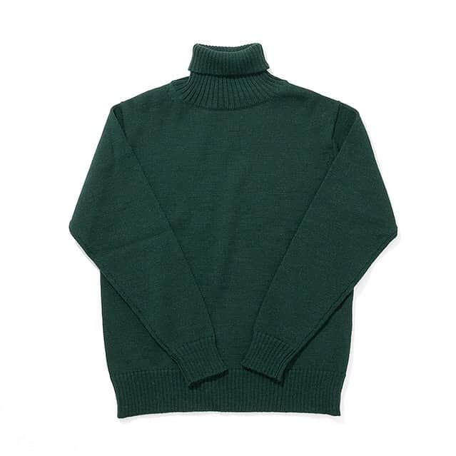 のインスタグラム：「TURTLE NECK KNIT  上質な光沢感と手触りが良く、弾力性のあるブリティッシュウールを使用したタートルネックのセーター。  HP BLOGにてDAIMARU SHINSAIBASHI店よりKNIT をご紹介しております。  #freemanssportingclub #fsctokyo #fscginza #fscosaka #fscdaimarushinsaibashi  #menswear #aw19」