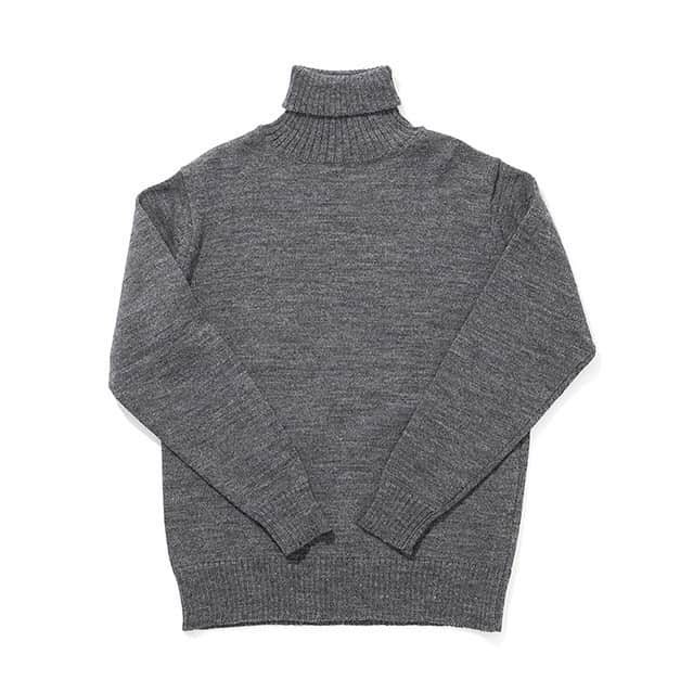 のインスタグラム：「TURTLE NECK KNIT  上質な光沢感と手触りが良く、弾力性のあるブリティッシュウールを使用したタートルネックのセーター。  HP BLOGにてDAIMARU SHINSAIBASHI店よりKNIT をご紹介しております。  #freemanssportingclub #fsctokyo #fscginza #fscosaka #fscdaimarushinsaibashi  #menswear #aw19」