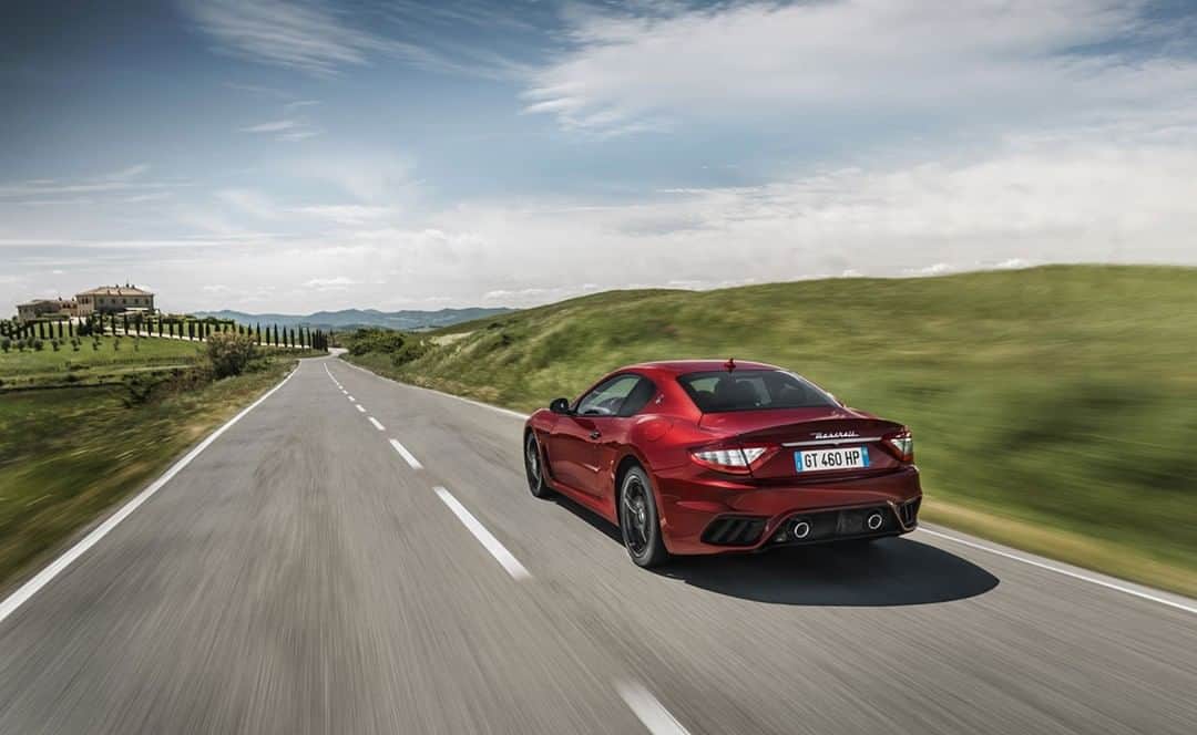 Maserati Japan | マセラティ ジャパンのインスタグラム：「イタリアの職人による精巧な技術とセンスによって芸術品の域にまで高められた『グラントゥーリズモ』。レース用エンジンが搭載されたラグジュアリーセダンは唯一無二の存在です。  #Maserati #マセラティ  #MaseratiJapan #マセラティジャパン #GranTurismo #グラントゥーリズモ」