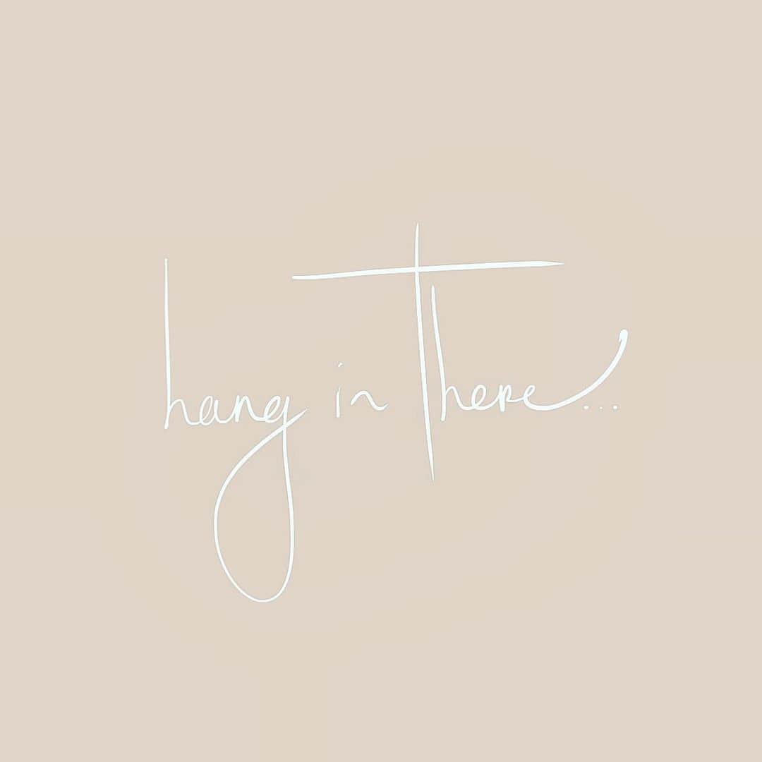 サマンサウィルスのインスタグラム：「🖤TO ANYONE EXPERIENCING GRIEF RIGHT NOW —— Joy! Happiness! The most wonderful time of the year! There’s no escaping these messages at the moment and it can feel very overwhelming and piercingly heavy if you are feeling anything but happy or joyful.⠀⠀ ⠀⠀ Christmas time can be bittersweet for some people and can just be outright lonely for many and the December season only spotlights this even brighter.⠀⠀ ⠀⠀ Grief or trauma don’t take public holidays off, so if you are experiencing something painful right now I understand that Christmas cheer is the last thing you feel like being surrounded by (you actually probably want to pretend that Christmas is not actually even happening this year). I’ve been there before and I get it.⠀⠀ ⠀⠀ I just wanted to post this in case you needed to read it right now. Could be a new breakup, doing Christmas (and life) without a loved one or maybe trauma of something that triggers in you at this time of year. ⠀ ⠀ Whatever it is, please be kind to yourself. Do what you gotta do to look after yourself and get through. Hang in there, (…and for what it’s worth, there is often a little, even if a teeny tiny bit of relief come December 26th)....⠀ ⠀⠀ This is posted with love and my wish is that it reaches you with hope.⠀⠀ ⠀⠀ If you need to speak with someone this Christmas season, please reach out to any of the anonymous lines below.⠀⠀ ⠀⠀ With love - SWx⠀⠀ ⠀⠀ ⠀⠀ Lifeline Australia - 13 11 14⠀⠀ ⠀⠀ Beyond Blue 1300 22 4636⠀⠀ ⠀⠀ MensLine Australia 1300 78 99 78⠀⠀ ⠀⠀ Kids Helpline 1800 55 1800⠀⠀」