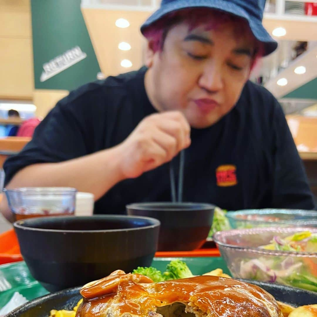 トミタ栞さんのインスタグラム写真 - (トミタ栞Instagram)「#デッカチャン #吉本　#社食ランチ これで500円とか楽園状態 #チーズインハンバーグ  #何か気がついたことがあればどうぞ #気づいちゃった気づいちゃったわーいわい」12月20日 17時17分 - tomita_shiori