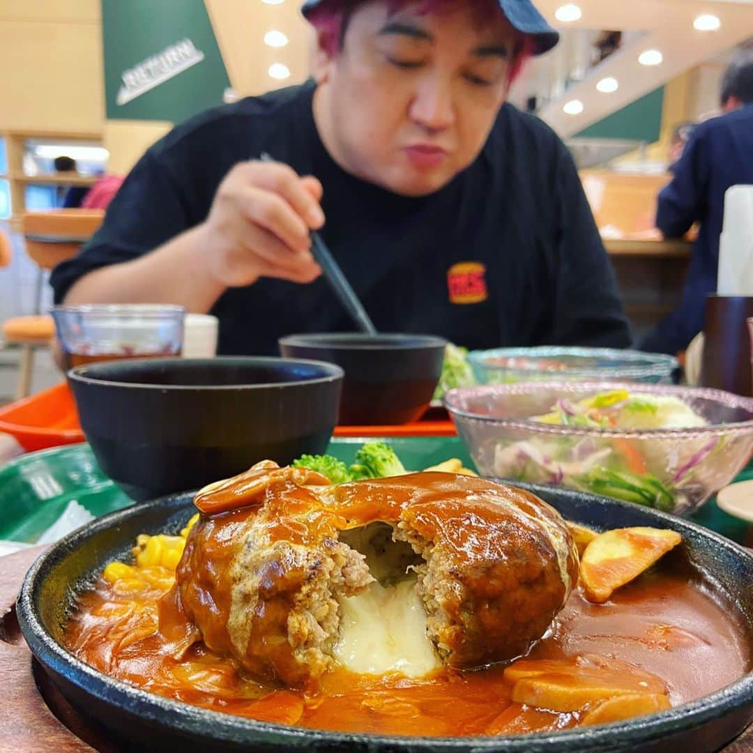 トミタ栞さんのインスタグラム写真 - (トミタ栞Instagram)「#デッカチャン #吉本　#社食ランチ これで500円とか楽園状態 #チーズインハンバーグ  #何か気がついたことがあればどうぞ #気づいちゃった気づいちゃったわーいわい」12月20日 17時17分 - tomita_shiori