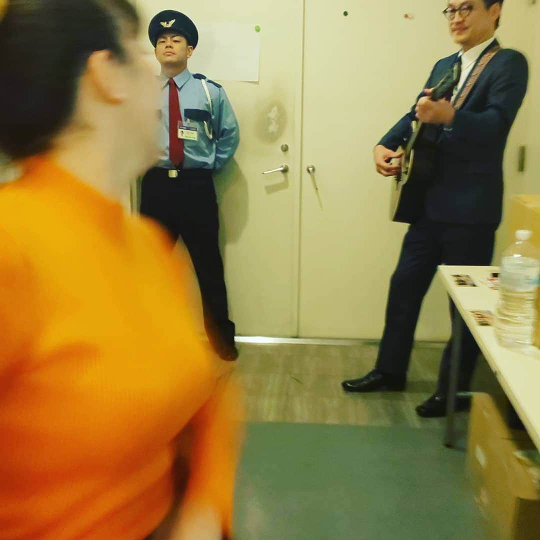 太田芳伸さんのインスタグラム写真 - (太田芳伸Instagram)「今週は警備員の役で 皆を見守っております。  皆さんを影で・・・・・・ 見守って・・・ お  り  ま  す」12月20日 17時18分 - yoshinobuota