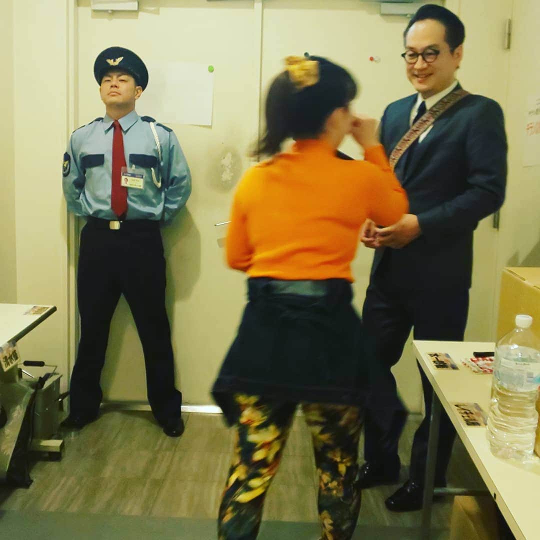 太田芳伸さんのインスタグラム写真 - (太田芳伸Instagram)「今週は警備員の役で 皆を見守っております。  皆さんを影で・・・・・・ 見守って・・・ お  り  ま  す」12月20日 17時18分 - yoshinobuota