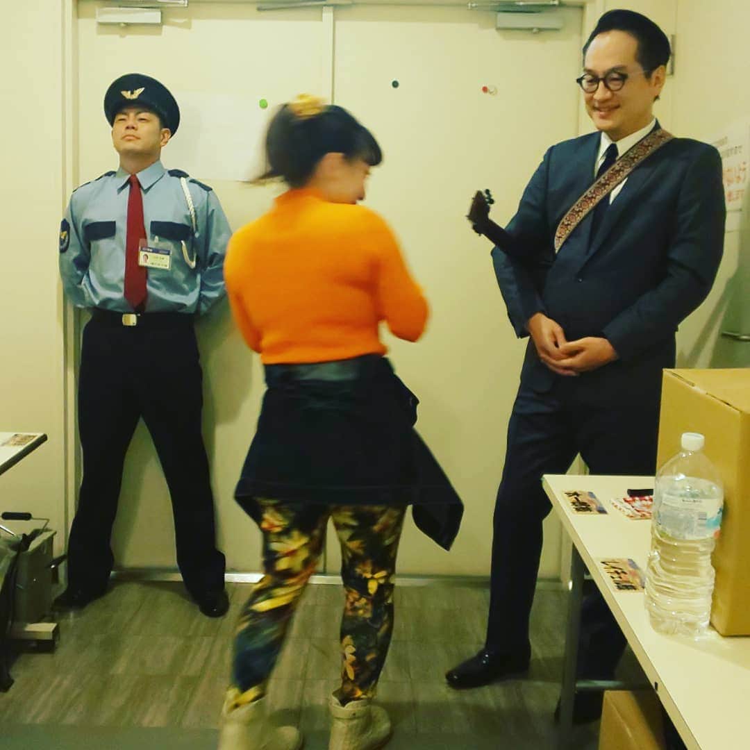太田芳伸さんのインスタグラム写真 - (太田芳伸Instagram)「今週は警備員の役で 皆を見守っております。  皆さんを影で・・・・・・ 見守って・・・ お  り  ま  す」12月20日 17時18分 - yoshinobuota