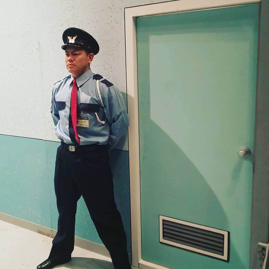 太田芳伸のインスタグラム：「今週は警備員の役で 皆を見守っております。  皆さんを影で・・・・・・ 見守って・・・ お  り  ま  す」