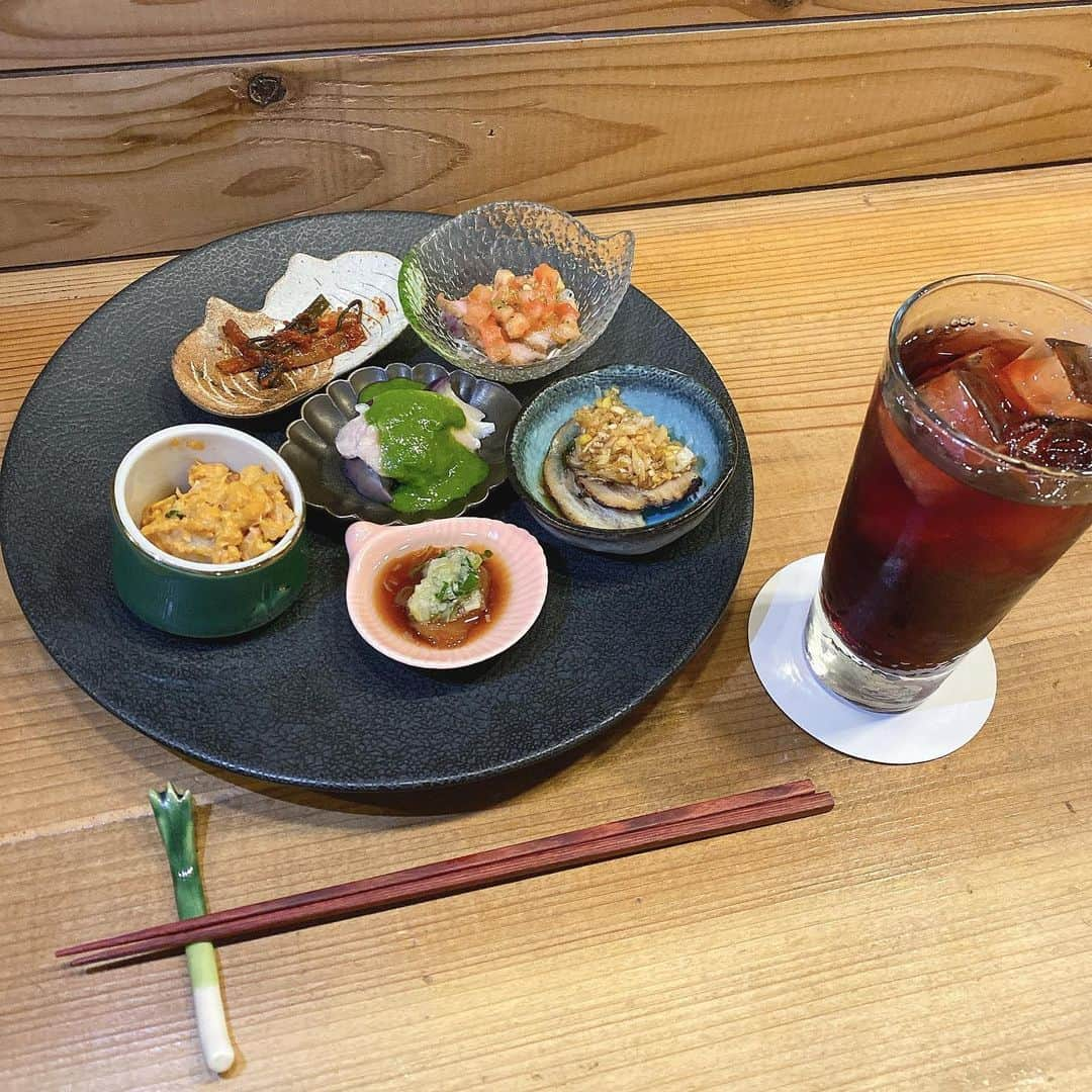 恵美さんのインスタグラム写真 - (恵美Instagram)「三軒茶屋の葱料理shin's place @negiryourishinsplace で 葱フルコース+飲み放題コースをいただきました😊 全ての料理にネギが使われていて、調理方法も様々でした！ . ～葱フルコース～  多種多様な葱前菜6点盛り合わせ ネギの黒焼きバルセロナ風 マグロパイタンのねぎま鍋 豚肩ロースのグリルネギまみれ 和風オムライス フライドエシャロットとアーモンドのヌガーグラッセ . 特に一押しなのはマグロパイタンのねぎま鍋！ マグロのスープにマグロとネギの肉団子を入れた体の芯から温まるポカポカの絶品鍋🍲💕 . ネギは栄養価が高く、食べるだけで風邪予防にもなることで有名ですよね😊 . 飲み放題も付いていて最後まで大満足のディナーでした❤️ . #葱料理shinsplace #鍋 #negiryourishinsplace #三軒茶屋居酒屋 #女子会 #忘年会 #野菜料理 #専門店グルメ #健康食 #美容 #pr #コラボベース #model #モデル #japanesemodel #恵美  #ビジョビ @b_b_j.j #三軒茶屋 @couplephoto.club #カップルフォト倶楽部」12月20日 17時29分 - emi_florence819