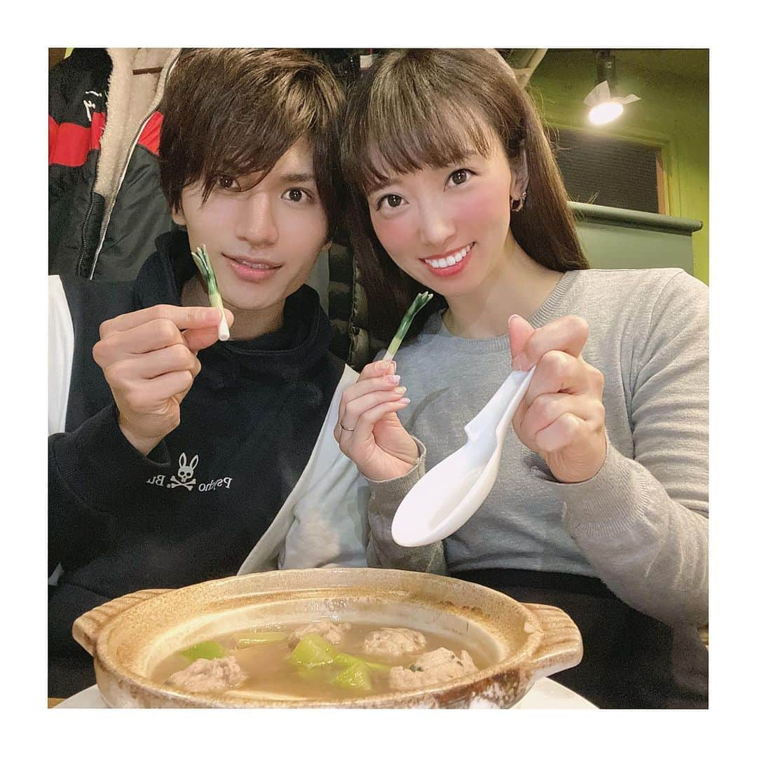 恵美さんのインスタグラム写真 - (恵美Instagram)「三軒茶屋の葱料理shin's place @negiryourishinsplace で 葱フルコース+飲み放題コースをいただきました😊 全ての料理にネギが使われていて、調理方法も様々でした！ . ～葱フルコース～  多種多様な葱前菜6点盛り合わせ ネギの黒焼きバルセロナ風 マグロパイタンのねぎま鍋 豚肩ロースのグリルネギまみれ 和風オムライス フライドエシャロットとアーモンドのヌガーグラッセ . 特に一押しなのはマグロパイタンのねぎま鍋！ マグロのスープにマグロとネギの肉団子を入れた体の芯から温まるポカポカの絶品鍋🍲💕 . ネギは栄養価が高く、食べるだけで風邪予防にもなることで有名ですよね😊 . 飲み放題も付いていて最後まで大満足のディナーでした❤️ . #葱料理shinsplace #鍋 #negiryourishinsplace #三軒茶屋居酒屋 #女子会 #忘年会 #野菜料理 #専門店グルメ #健康食 #美容 #pr #コラボベース #model #モデル #japanesemodel #恵美  #ビジョビ @b_b_j.j #三軒茶屋 @couplephoto.club #カップルフォト倶楽部」12月20日 17時29分 - emi_florence819