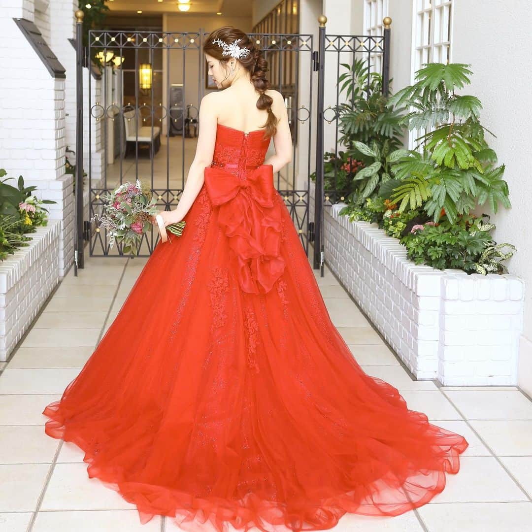 ホテルモントレ ラ・スール大阪ウエディングのインスタグラム：「@lasoeurosaka_wedding 真っ赤なドレスが映える後ろ姿💕 . . . #モントレ花嫁 #ホテルモントレラスール大阪  #モントレウェディング #モントレ #モントレラスール大阪 . . #dressy花嫁  #marry花嫁  #プレ花嫁 #卒花嫁 #全国の花嫁さんと繋がりたい  #weddingdress #takamibridal  #wedding #結婚式 #ホテル」