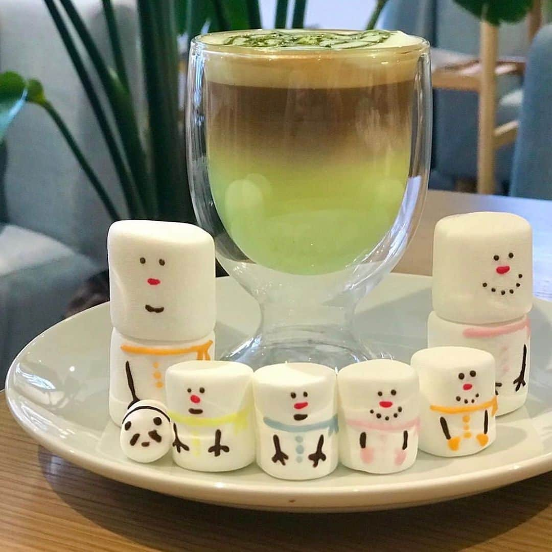 aumoグルメさんのインスタグラム写真 - (aumoグルメInstagram)「. ❤︎⛄️マシュマロスノーマン×抹茶ラテ🍵❤︎ . 飲み物にスノーマンがついてくる！？ 顔はひとつひとつ手書きなんだとか😳 メニューには載ってないみたいなので インスタで見ました！って伝えていただけると注文できるみたいです💕👍 . 写真提供 :  @kao_p_chu さん﻿﻿ 素敵なお写真をありがとうございました♡﻿﻿﻿ .﻿﻿ 店名：【yama coffee】 ぜひ訪れてみてくださいね。﻿﻿ .﻿﻿ ﻿﻿ あなたが撮影したベストグルメpicに﻿﻿ 「#aumo」を付けて教えて下さいっ☺︎﻿﻿﻿ あなたの投稿が紹介されるかも♪﻿﻿﻿﻿﻿ .﻿﻿ aumoアプリは毎日配信！おでかけや最新グルメなどaumo読者が気になる情報が満載♡﻿﻿ ダウンロードはプロフィールのURLから✔︎﻿﻿﻿ (iPhone&Android版)﻿﻿ .  #名古屋カフェ#中区カフェ#抹茶ラテ#ヤマコーヒー#クリスマス#クリスマスケーキ#クリスマスメニュー#カフェ部#カフェ巡り#カフェ#カフェ好き#スイーツ部#スイーツ巡り#スイーツ#スイーツ好き#카페스타그램#카페투어#카페추천#카페탐방」12月20日 17時28分 - aumo_gourmet