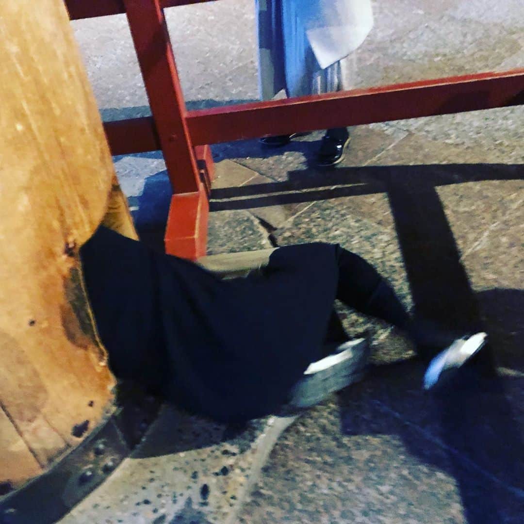 板谷由夏 さんのインスタグラム写真 - (板谷由夏 Instagram)「奈良東大寺、大仏さんの鼻の穴と同じ大きさと言われる穴。 中学の修学旅行でスルリとぐぐったことを思い出した。 嬉しくなって30年ぶりにやってみた。 入らなかった。 次は薄着の夏にトライしようと 企んでいる。」12月20日 22時59分 - yukaitaya
