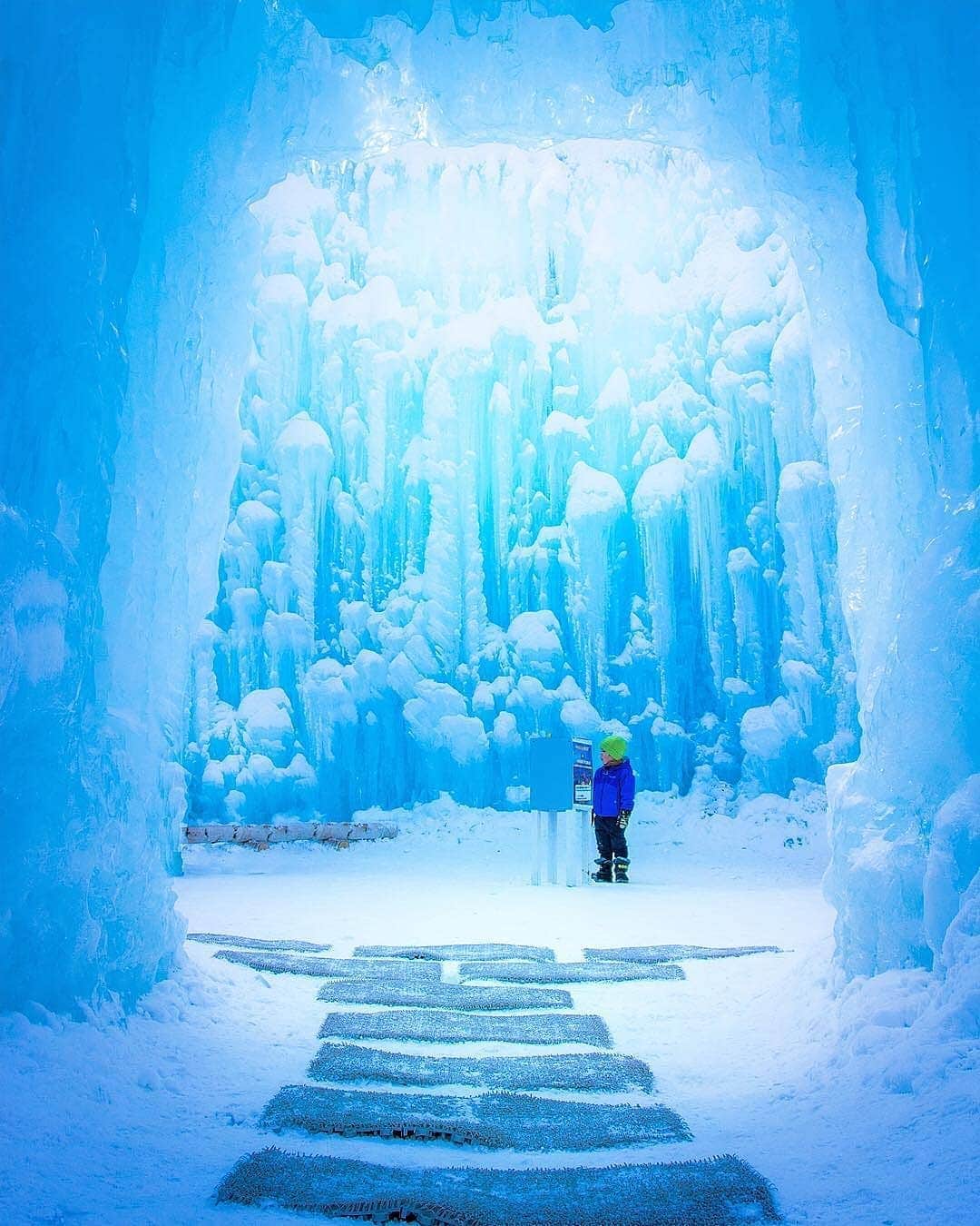 ピーチ・アビエーションさんのインスタグラム写真 - (ピーチ・アビエーションInstagram)「まるであの映画のワンシーン🎬❄️ 北海道の支笏湖氷濤まつり(しこつこひょうとうまつり)⛄❄️ . 支笏湖ブルーと呼ばれる美しい氷のオブジェ✨ 透明度の高い湖水を凍らせて作られているんです。 . 夜は色とりどりのライトに照らされ幻想的な世界が広がります💫 冬だけの絶景で、"氷のお城のプリンセス" 気分に🏰 . イベント開催期間：2020年1月24日(金)～2月16日(日) 開場時間 9:00～22:00 . . . . . . . . . . . . . . . . . . . . . . . . . . . . . . . . . . . . ▶Photo by @yusei_view OOKINI!! ▶Place :#北海道 #千歳市 #支笏湖 ▶Access 🚙の場合：新千歳空港からバスで約1時間 . . . . . . . . . . . . . . . . . . . . . . . . . . . . . . . . . . . . #支笏湖氷濤まつり #支笏湖ブルー #氷濤まつり #氷濤 #氷のトンネル #氷 #雪 #雪景色 #日本の絶景 #日本の景色 #絶景 #日本旅行 #日本自由行 #日本旅遊 #打卡景點 #日本景點 #japantrip #japan_of_insta #art_of_japan #japantravelphoto #japaneseculture  #daily_photo_jpn #visitjapanjp #nipponpic  #hokkaido」12月20日 17時32分 - flypeach