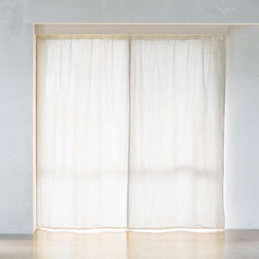 無印良品さんのインスタグラム写真 - (無印良品Instagram)「【特集】ヒダのない、シンプルなカーテンができました カーテン本来の「窓を覆う」機能を見つめ直し、1枚の布としてどんな部屋やくらしにもなじみ、素材の表情を楽しめる、ノンプリーツのカーテンをつくりました。 ※2020年1月下旬発売予定 - #無印良品 #MUJI #カーテン #ノンプリーツカーテン #カーテンレール #家づくり #部屋づくり #インテリア #インテリアコーディネート #暮らし #くらし #新居 #引っ越し #感じ良いくらし #新生活 #ライフスタイル #マイホーム #リノベーション #マイホーム計画 #リビング #ダイニング」12月20日 17時34分 - muji_global