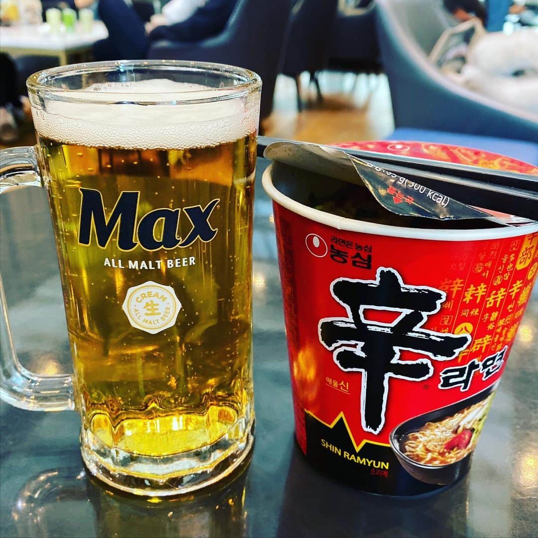 植田朝日のインスタグラム：「‪🇰🇷🇰🇷🇰🇷‬﻿ ﻿ ‪やっと帰宅。‬﻿ ﻿ ‪韓国での最後の食事は辛ラーメンとMaxビール。‬﻿ ﻿ ‪プライオリティパスで、タダラウンジ、タダ飯、タダ酒はありがたい。‬﻿ ﻿ ‪次は2月のACLだな‼️‬﻿ ‪待ってろ、蔚山‼️‼️‬﻿ ‪祝勝会の場所からバスの手配までいろいろ仕込んで来たからな！w‬﻿ ﻿ ‪その前にプレーオフだけどね。‬笑﻿ ﻿ ただいまニッポン﻿ バモ トーキョー﻿ ﻿ ‪#朝日旅 #韓国遠征 #釜山遠征 #tokyo12‬」
