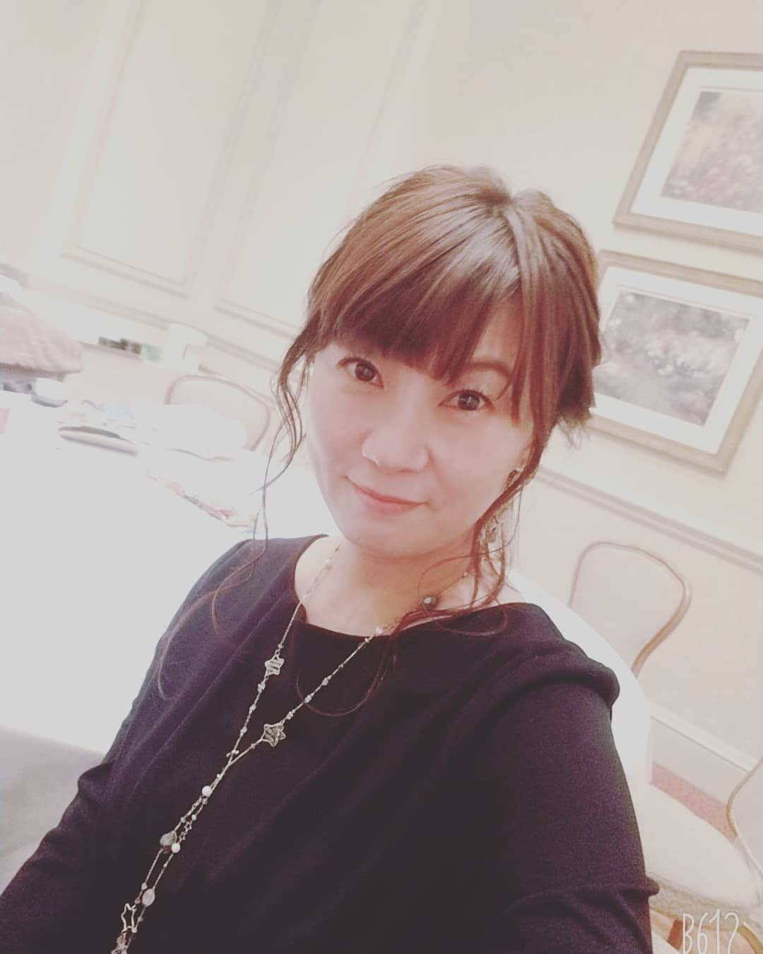 慶元まさ美さんのインスタグラム写真 - (慶元まさ美Instagram)「今年も同じ控え室で🎵  私の✨🎄✨が やって来ました🎵  同じ場所に長く 呼んでいただける事は とっても幸せなことです。  会社も成長を続け 今年は500人を越えるFamilyに なりました。  さぁ、リハーサルも終わったし 本番もしっかり頑張ろう✨  今年のアクセサリーは 長く愛用しているものを😊  ジュエリーボックスを開けてみて 迷いなく決めました✨ 本当に好きなものは何年たっても 好き💕ですから😌  髪はもちろん、  #カリスマ木下くん @HIKARIS に お願いして。  ふんわり柔らかい感じが好き😆 さすがです🎵 今年もありがとー😆💕 #クリスマスパーティー #リッツカールトンホテル #お仕事 #司会 #ヘアスタイル #ゆるふわ #カリスマスタイリスト #女子力アップ #beauty #hair #hairstyle #hikaris」12月20日 17時42分 - preciousmomentk