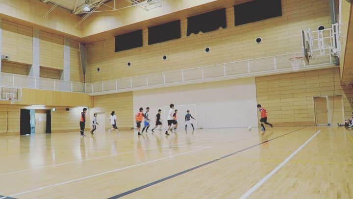 ユニクスのインスタグラム：「第585回ユニクス 2019.11.14  #本日のゴール #オウンゴール  サイドからゴール前へのラストパス‼️ 守ろうとしたがゆえのオウンゴール⚽  頑張ったディフェンスを責められませんね😅  #フットサル #ユニクス #ディフェンス #意識 #ナイスプレー #futsal #futsalgoal #フットサルDF #北区フットサル」