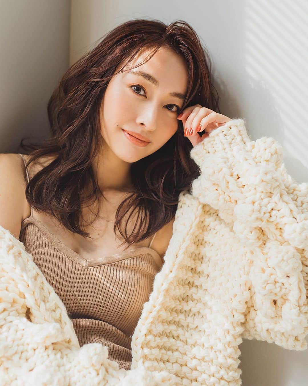 小祝麻里亜のインスタグラム：「ざっくり編まれたニットは🧶たまらない🥰🥰 ． ． 📸　Pan su 💄　Tomomi Yonetsuka ． ． ＿＿＿＿ #testshoots  #autumncolors #portrait #패션 #패피 #패션스타그램 #코디 #메이크업 #얼스타그램」