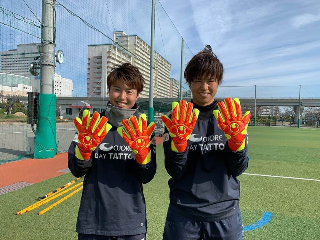 武仲麗依のインスタグラム：「昨日は #uhlsport の展示会に たじと行ってきました!! 残りの2試合このグローブ付けて 頑張ります💪 皆さん全力で応援よろしくお願いします🙇‍♀️」