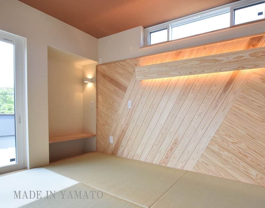 YAMATOの家さんのインスタグラム写真 - (YAMATOの家Instagram)「. 昨日に引き続き我が家の寝室をご紹介♪ 寝る前に、お出かけ前にお肌ケア。 寝室の隅っこにお化粧コーナー作ってもらいました♪ 寝室にあると便利でした♪ . MADE IN YAMATO MADE IN YAMATO . . #yamatoの家 #寝室 #収納 #シンプルな暮らし #マイホーム記録 #御殿場 #小山町 #設計事務所 #マイホーム #注文住宅 #デザイン #新築 #家 #インテリア #住宅 #建築 #設計士 #設計士とつくる家 #マイホーム計画中の人と繋がりたい #収納アイデア #お肌ケア #化粧」12月20日 17時56分 - yamato_house
