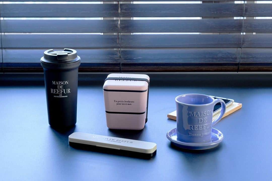 MAISON DE REEFURのインスタグラム：「. 【 MERCI SPECIAL PRICE 】 . 発売以来大人気の「MAISON DE REEFUR」のロゴ入りデザインのウォールマグタンブラー。 . 電子レンジOKなので、テイクアウトしたコーヒーを温めたり、スープを入れたりと、アイスドリンクからホットドリンクまで幅広く使用できます。 . ■ Reefur Wall Mug Tumbler / @maisondereefur . 【展開店舗】 ルミネエスト新宿店・博多店・OFFICIAL WEB SHOP・OFFICIAL GLOBAL SHOP・ZOZOTOWN店 . #maisondereefur #reefur #kiosque #sale #winter #リーファー #メゾンドリーファー #merci」