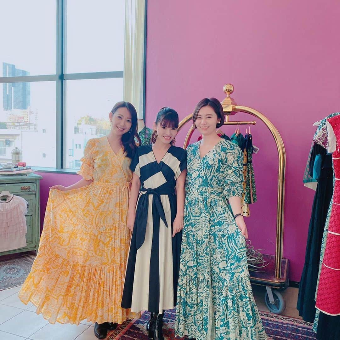須黒清華のインスタグラム：「よしえちゃん @yoshie.816  ゆりなちゃん @yurinatakiguchi  と、velnicaショールームへお邪魔しました💕 来年の春夏も、ときめくお洋服がいっぱい✨ velnicaならではの美しい色使いと、生地を贅沢に使った女性らしいデザインにうっとり😍💕 . @kanavelnica さんお忙しい中たくさん見せて頂いて有難うございました💕 . バリバリ働く同世代の女性と話す時間って、とっても大切✨ #velnica #ヴェルニカ #ワンピース #春夏」