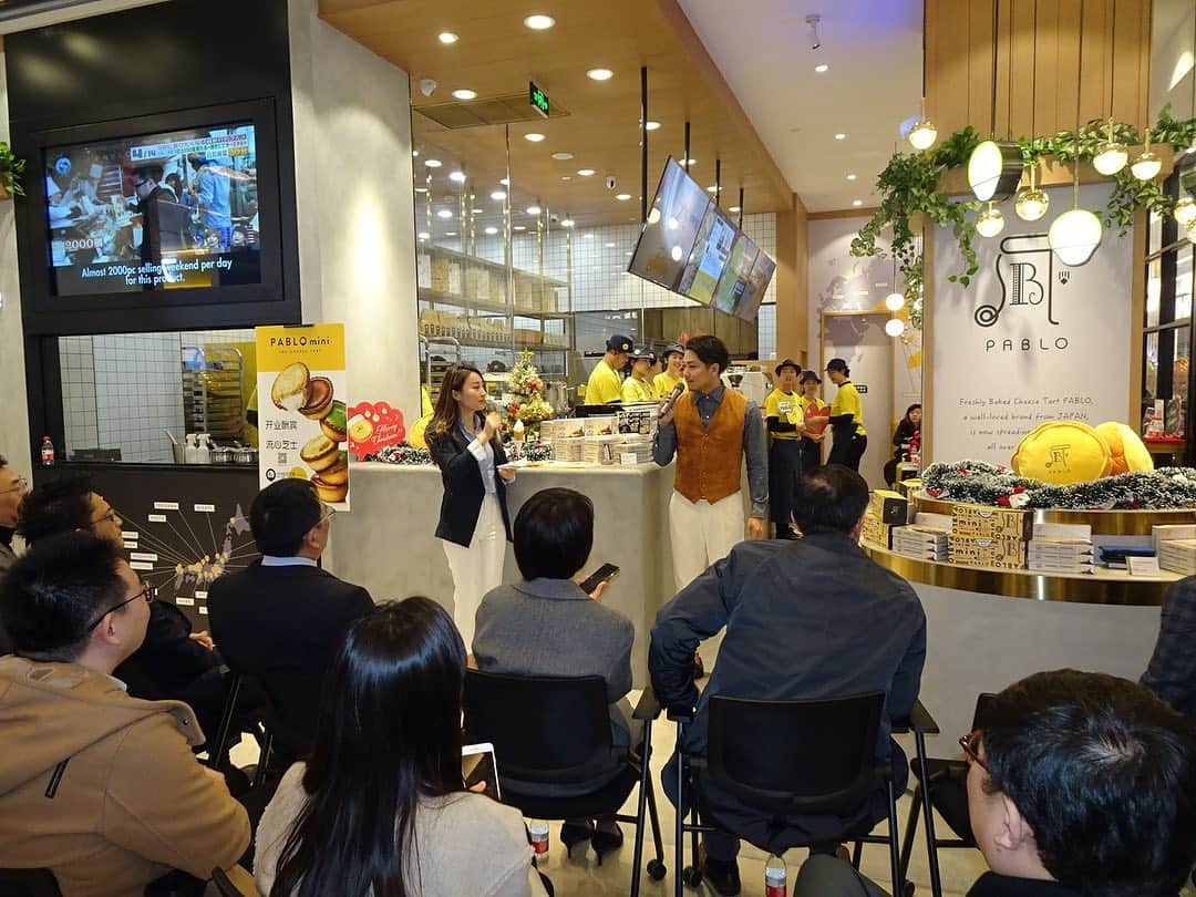 嵜本将光 さんのインスタグラム写真 - (嵜本将光 Instagram)「・ ・ ・ 焼きたてチーズタルト専門店PABLO  中国第1号店出店がついに上海で実現しました。  直前に商標も取り返せPABLOのロゴマークも掲げることが出来て感無量✨  今日の記者発表でも、PABLOが日本を代表するスイーツブランドとして、改めて中国で注目されている事が分かりとても嬉しかった。  さあ、色々遠回りしましたが、これから中国全土に展開を目指しますので応援宜しくお願いします！ ・ ・ ・ ・ #PABLO #pablocheesetart  #pablocheesecake  #pabloshanghai  #パブロ #パブロ上海」12月20日 18時04分 - masamitsu_sakimoto