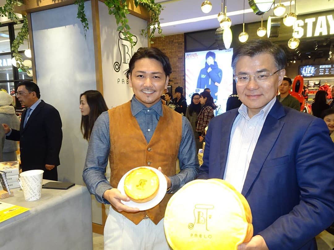 のインスタグラム：「・ ・ ・ 焼きたてチーズタルト専門店PABLO  中国第1号店出店がついに上海で実現しました。  直前に商標も取り返せPABLOのロゴマークも掲げることが出来て感無量✨  今日の記者発表でも、PABLOが日本を代表するスイーツブランドとして、改めて中国で注目されている事が分かりとても嬉しかった。  さあ、色々遠回りしましたが、これから中国全土に展開を目指しますので応援宜しくお願いします！ ・ ・ ・ ・ #PABLO #pablocheesetart  #pablocheesecake  #pabloshanghai  #パブロ #パブロ上海」