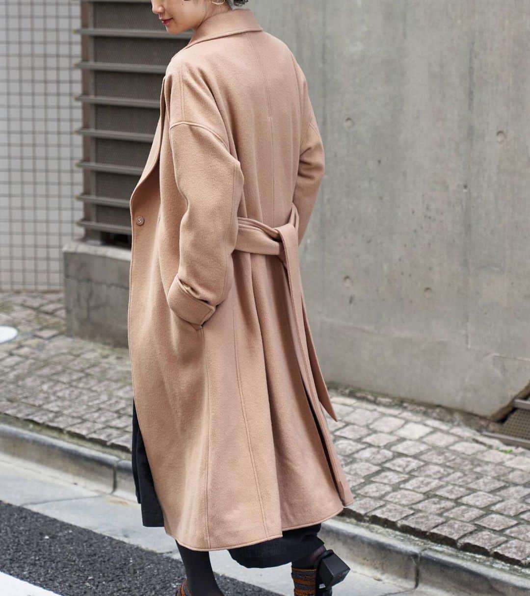 MAISON DE REEFURのインスタグラム：「. 【 MERCI SPECIAL PRICE 】 . 程よい肉感がありながら、女性らしい柔らかな印象に仕上げたガウンコートです。 . ゆったりとしたシルエットで裏地も付いているので、トレンドの ボリュームニットなどを着込んでもすべりが良くごわつかず、すっきりと 着こなすことができます。 . 内側にスナップボタンがついていますので、ベルト無しのコーディネートでも安心です。 . 着丈の長いやや大きめのデザインですが、しなやかな着心地とウエストマークできるベルトで、重たく見えず着こなせます。 . ■ Gown Coat / @maisondereefur . 【展開店舗】 ルミネエスト新宿店・博多店・OFFICIAL WEB SHOP・OFFICIAL GLOBAL SHOP・ZOZOTOWN店 . #maisondereefur #reefur #coat #sale #winter #リーファー #メゾンドリーファー #merci」