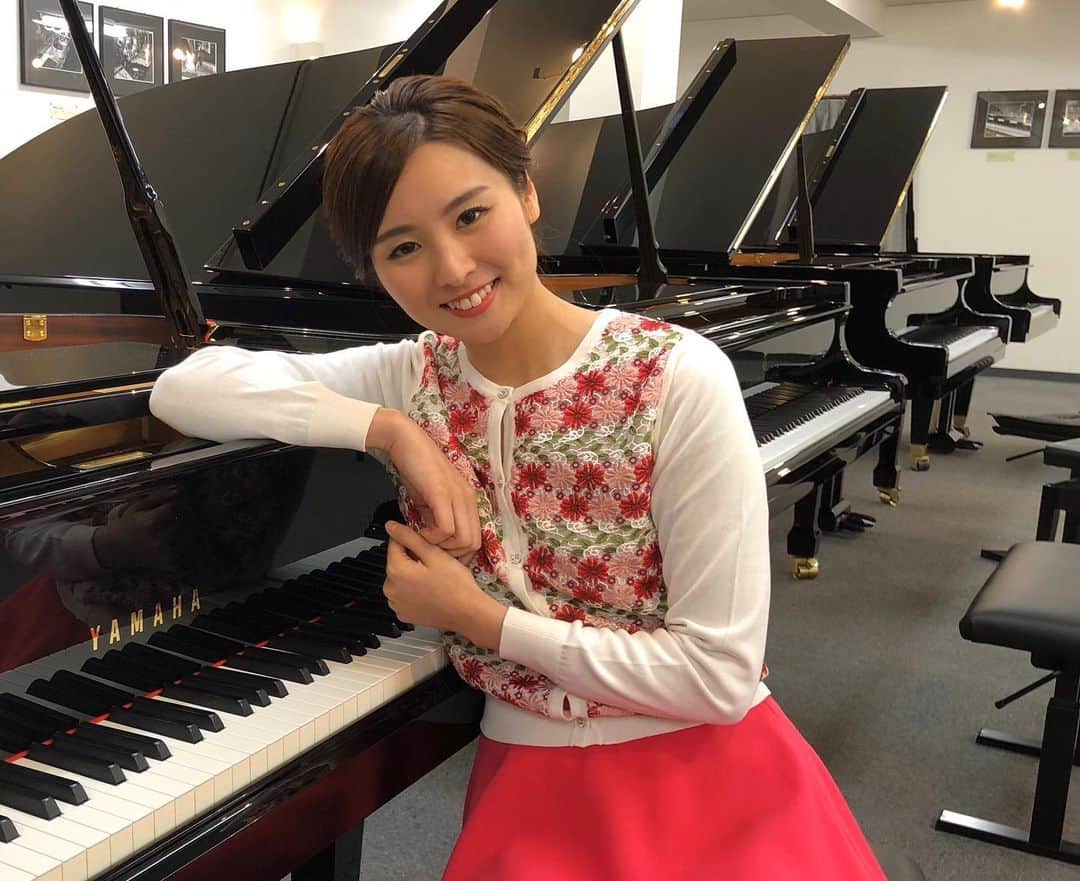 森本麻衣のインスタグラム：「Piano Comparison🎹‼️ . .  ４大ピアノメーカー🎼 . 🎖ベーゼンドルファー 🎖ベヒシュタイン 🎖スタインウェイ 🎖ヤマハ . の弾き比べを youtubeにアップしたよ💕 . https://youtu.be/XnV0FvNBfI0 . ずっとずっと前からアップしたくて、やっと☺️ . . ぜひ見てね🙏🍀 . . . .  #maimorimoto#piano#pianist#pianocomparison#comparison#youtube#playing#🎹#🎵#boesendorfer #bechstein#yamaha#🎼#steinwayandsons #steinway  #tokyo#japan #森本麻衣#ピアノ#ぴあの#ピアニスト#ピアノ弾き比べ#弾き比べ#演奏#スタインウェイ#ベーゼンドルファー#ベヒシュタイン#ヤマハ」