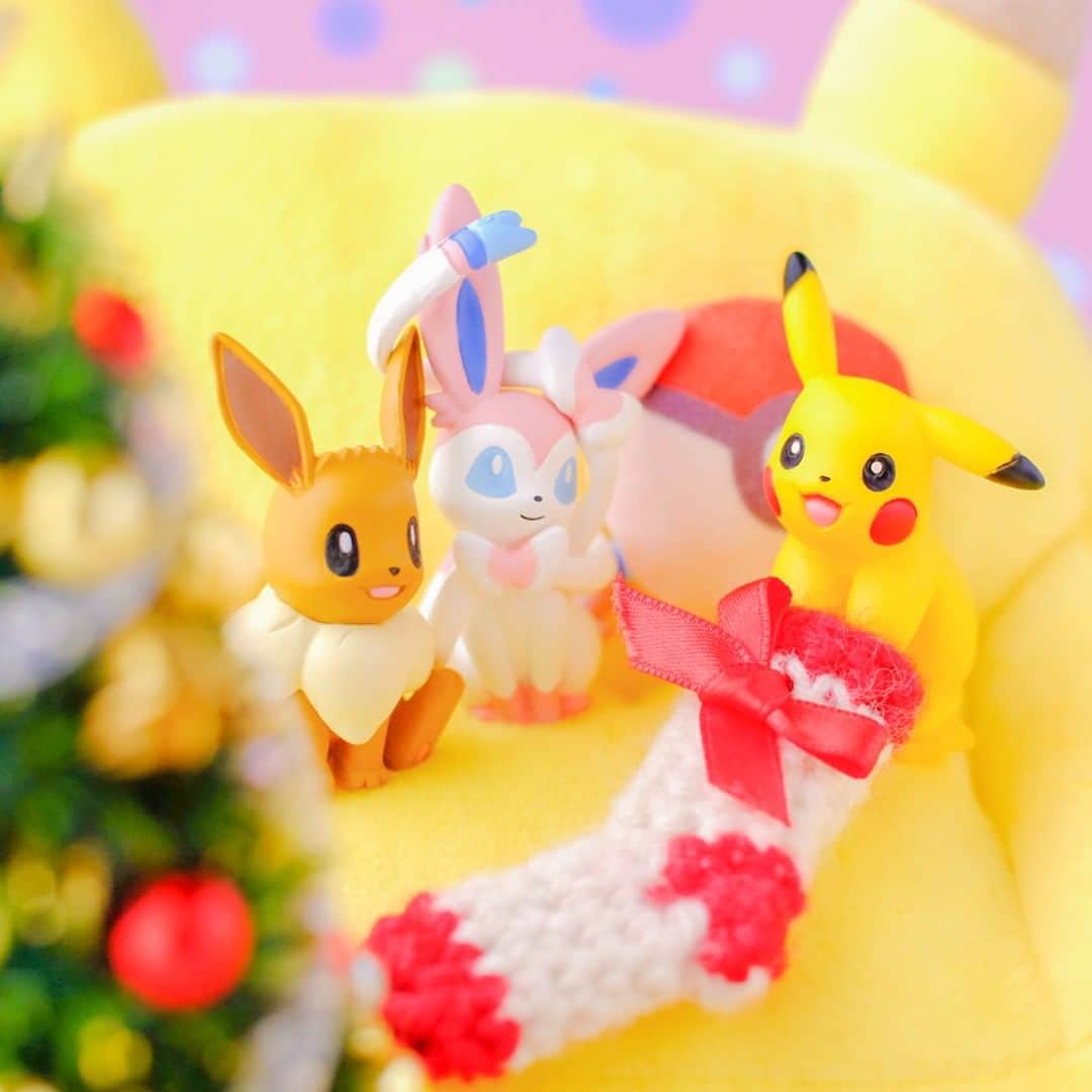 ピカチュウ公式Instagramさんのインスタグラム写真 - (ピカチュウ公式InstagramInstagram)「【今日のピカチュウ】 みんなでなかよくおしゃべり☺🎶 クリスマスが待ち遠しいね💝 #pikachu #eevee #sylveon #pokemon #pikachu_snap #photooftheday #christmas #christmastree #socks #ピカチュウ #イーブイ #ニンフィア #ポケモン #クリスマス #クリスマスツリー #靴下」12月20日 18時00分 - pokemon_jpn